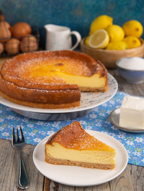 Torta di robiola al limone con una fetta tagliata che mostra il ripieno cremoso e la base friabile