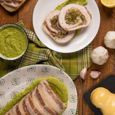Arrotolato di pollo con broccoletti e salsiccia affettato, servito su crema verde di broccoletti