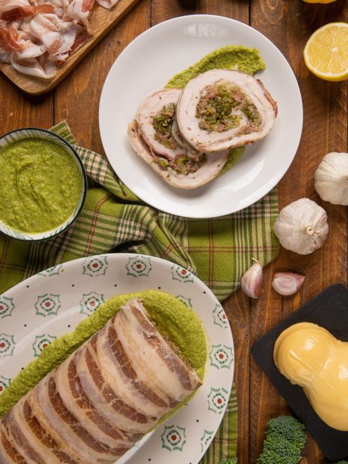Arrotolato di pollo con broccoletti e salsiccia affettato, servito su crema verde di broccoletti
