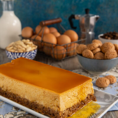 Budino di Minerbio con glassa al caramello lucida su base di amaretti sbriciolati