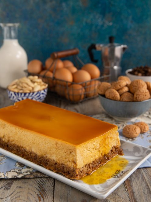 Budino di Minerbio con glassa al caramello lucida su base di amaretti sbriciolati
