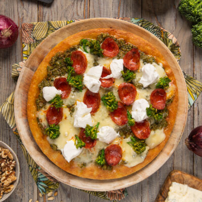Focaccia con pesto di broccoletti, gorgonzola, salamino piccante e fiocchi di stracciatella