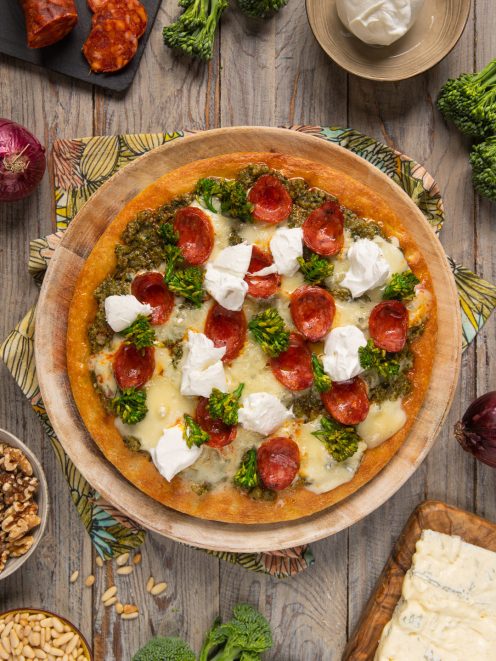 Focaccia con pesto di broccoletti, gorgonzola, salamino piccante e fiocchi di stracciatella