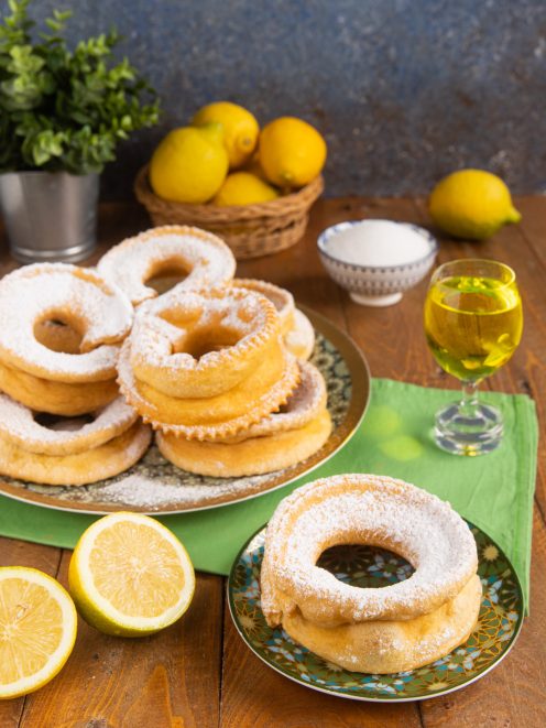 Guanti caleni spolverati di zucchero a velo, serviti con limoni freschi