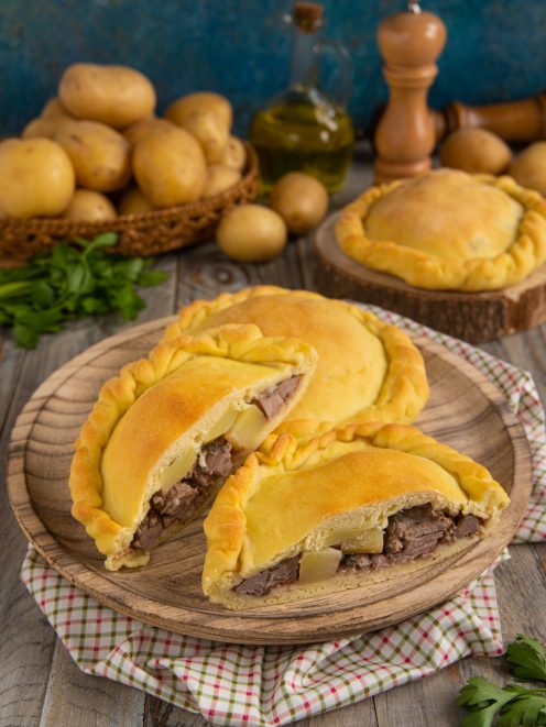 Impanata di agnello e patate tagliata a metà con ripieno di carne e patate a vista