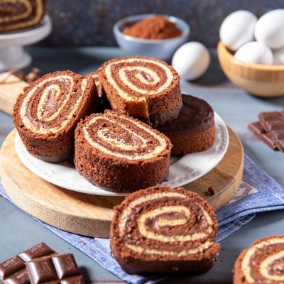 Merendine girelle al cacao con farcitura alla crema, affettate e impilate a mostrare la spirale interna