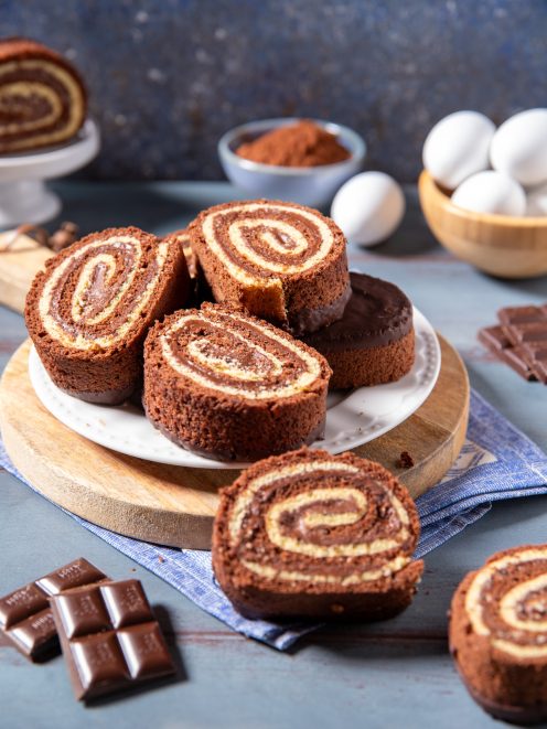 Merendine girelle al cacao con farcitura alla crema, affettate e impilate a mostrare la spirale interna