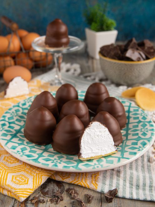Morettini al cioccolato con cuore di meringa bianca su base di wafer, uno tagliato a metà
