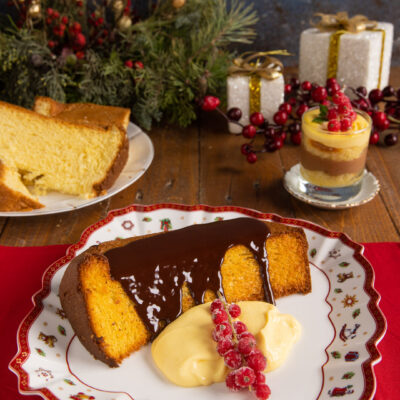 Pandoro tostato con ganache al cioccolato, crema al mascarpone e ribes rosso zuccherato