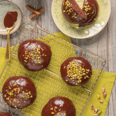 Rame di Napoli glassati al cioccolato fondente e guarniti con granella di pistacchio