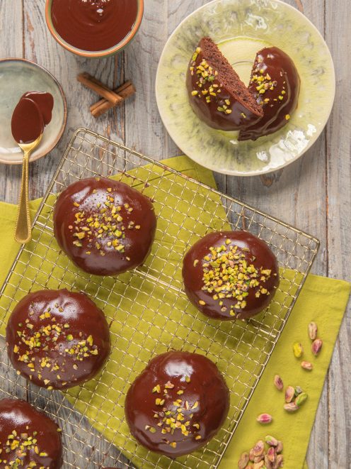 Rame di Napoli glassati al cioccolato fondente e guarniti con granella di pistacchio