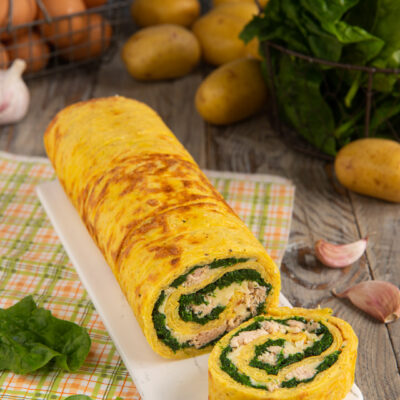 Rotolo di patate con tonno e spinaci affettato, con la spirale del ripieno ben visibile