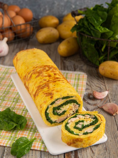 Rotolo di patate con tonno e spinaci affettato, con la spirale del ripieno ben visibile