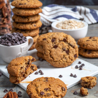 Cookies con gocce di cioccolato e noci pecan, uno spezzato mostra l'interno morbido