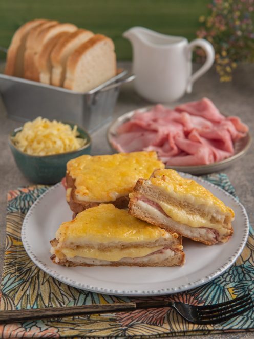 Croque monsieur tagliato a metà con formaggio fuso gratinato e prosciutto cotto a vista