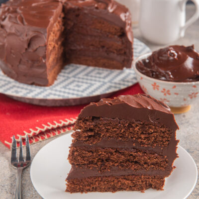 Devil's food cake a più strati con glassa al cioccolato, fetta servita su piattino
