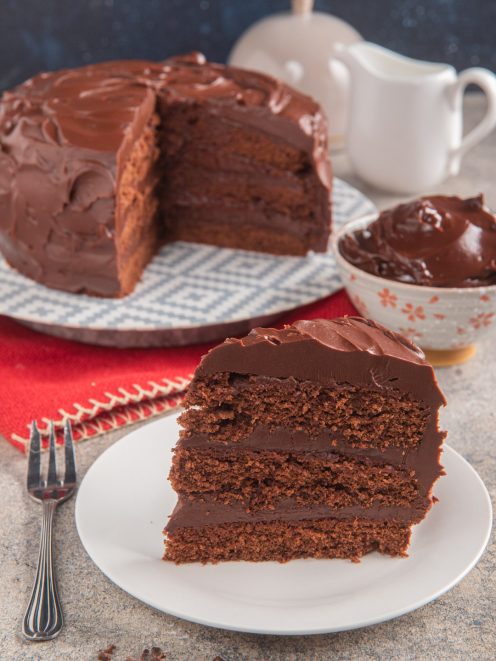 Devil's food cake a più strati con glassa al cioccolato, fetta servita su piattino