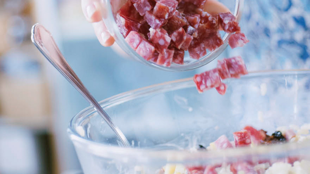 Insalata di riso con cubetti di salame