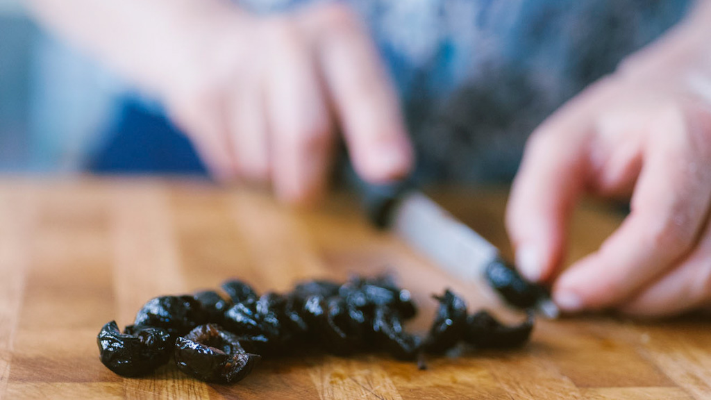 Olive e nere affettate per insalata di riso