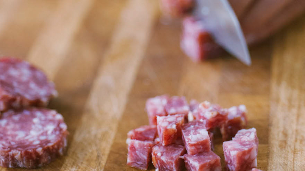 Cubetti di salame tagliati a dadini per l'insalata di riso