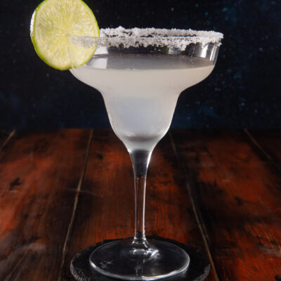 Margarita ghiacciata con bordo di sale e fetta di lime come guarnizione