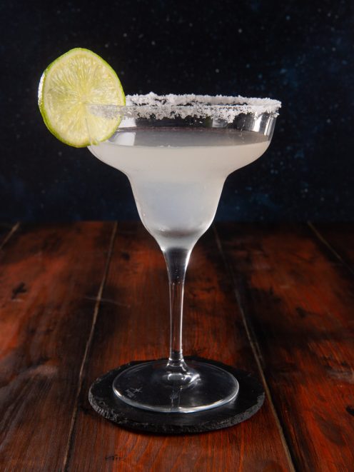 Margarita ghiacciata con bordo di sale e fetta di lime come guarnizione