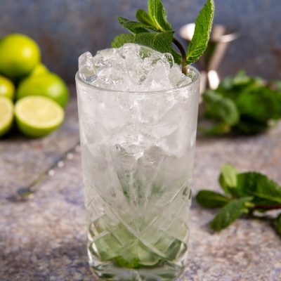 Mojito con ghiaccio tritato e rametto di menta fresca