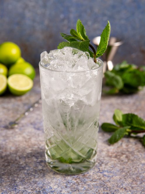 Mojito con ghiaccio tritato e rametto di menta fresca