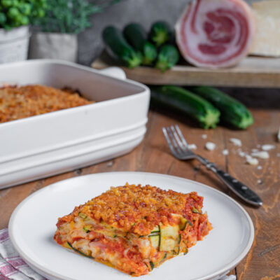 Parmigiana di zucchine a strati con sugo di pomodoro e crosticina gratinata