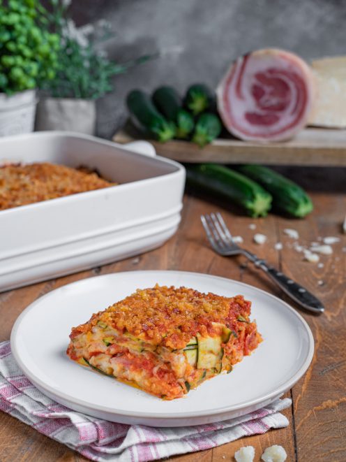 Parmigiana di zucchine a strati con sugo di pomodoro e crosticina gratinata
