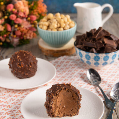 Parfait al cioccolato con glassa rocher, uno tagliato a metà che rivela il cuore cremoso