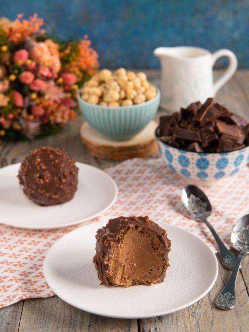 Parfait al cioccolato con glassa rocher, uno tagliato a metà che rivela il cuore cremoso