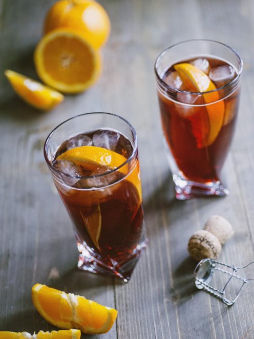Negroni Sbagliato con ghiaccio e spicchi d'arancia in due bicchieri alti