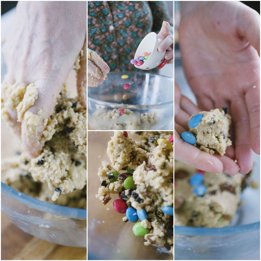 Impasto per cookies lavorato a mano con confettini di cioccolato colorati aggiunti e porzioni formate a pallina