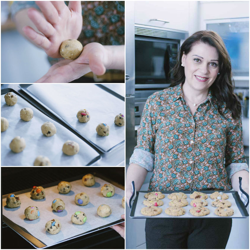 Palline di impasto con confetti colorati disposte sulla teglia, poi sfornate come cookies dorati