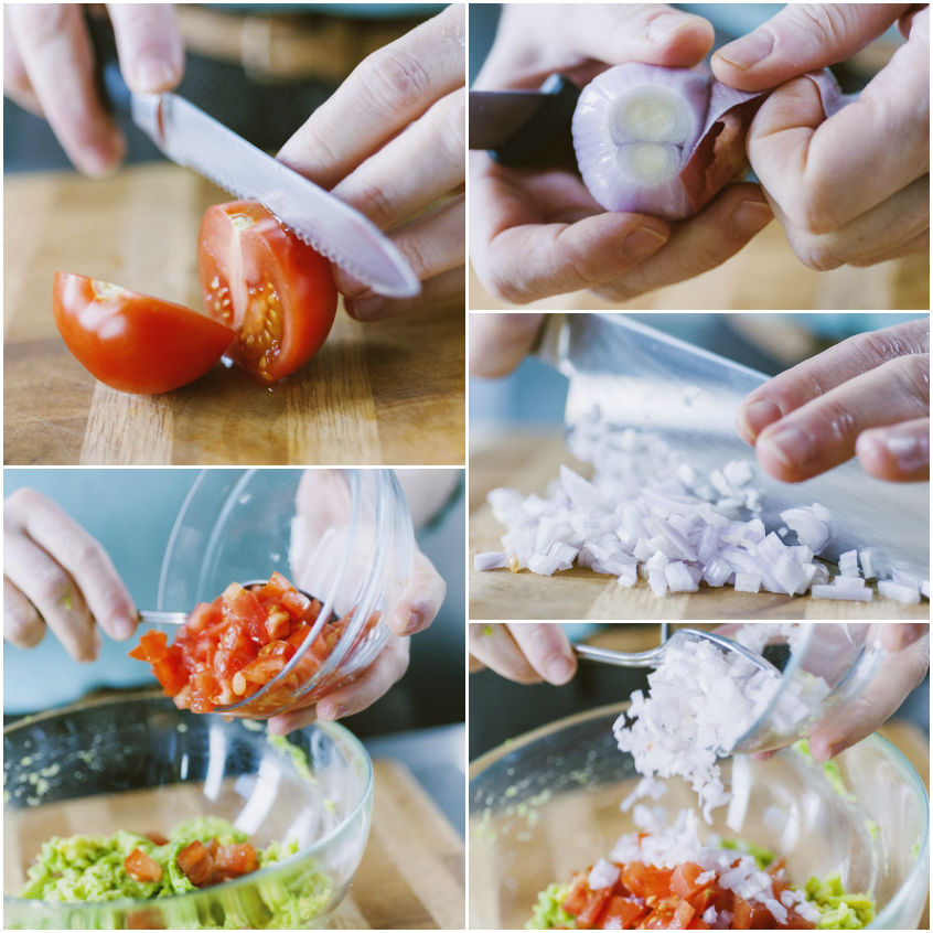 Pomodori tritati e scalogno a cubetti vengono aggiunti all'avocado schiacciato in una ciotola