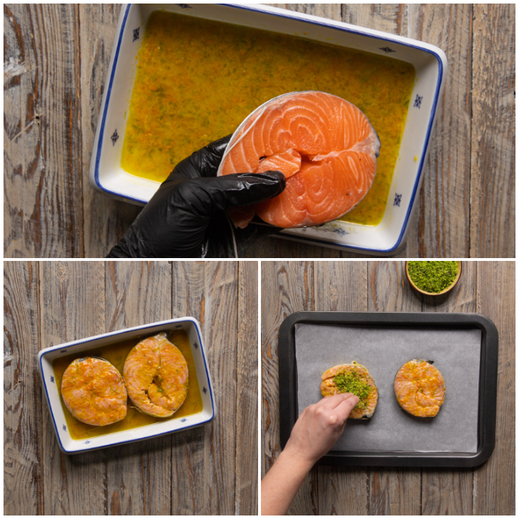 Medaglioni di salmone marinati vengono adagiati su una placca e cosparsi di erbe tritate