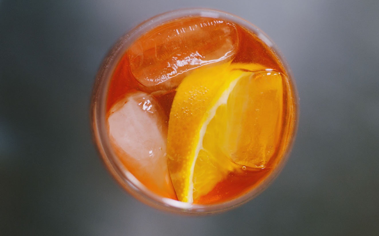 Spritz con cubetti di ghiaccio e fetta d'arancia visti dall'alto