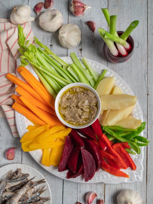 Bagna caoda servita con verdure crude e cotte: carote, sedano, peperoni, barbabietola e patate lesse