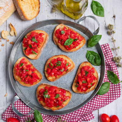 Bruschetta al pomodoro con basilico fresco su fette di pane tostato