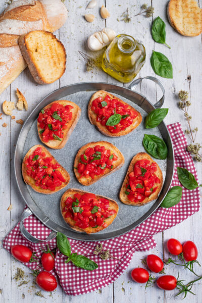 Bruschetta al pomodoro con basilico fresco su fette di pane tostato