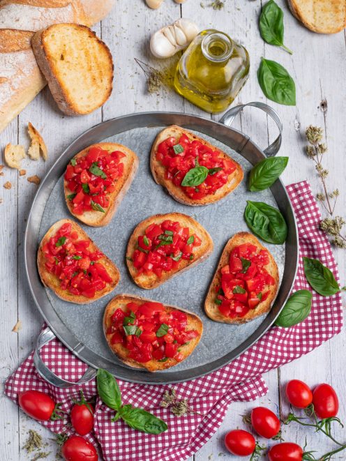Bruschetta al pomodoro con basilico fresco su fette di pane tostato