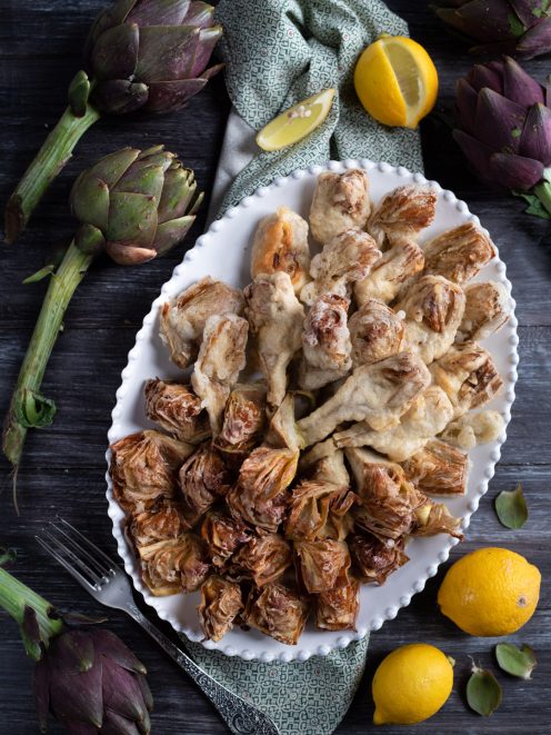 Carciofi fritti croccanti serviti in due versioni: dorati in pastella e fritti secchi con foglie aperte