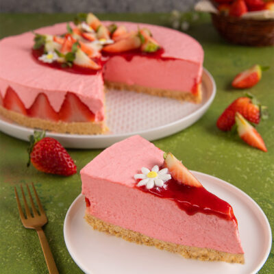 Una variante primaverile della classica cheesecake neworkese, un dolce con una base friabile di biscotti sbriciolati e una crema di formaggio dalla consistenza unica
