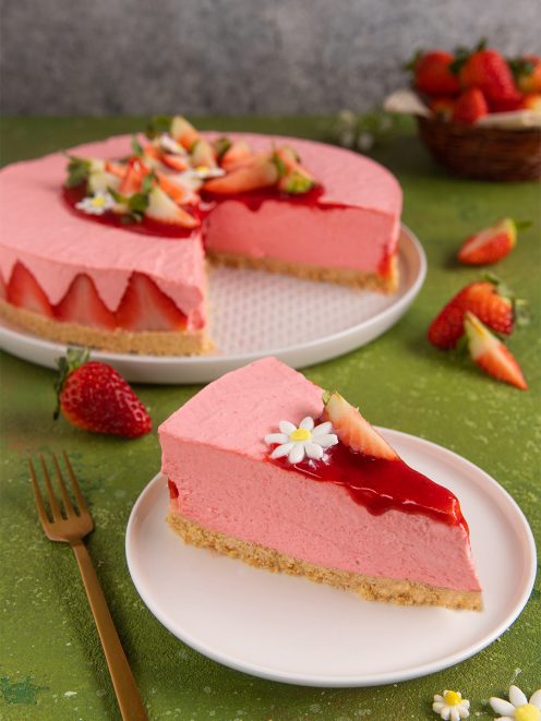 Una variante primaverile della classica cheesecake neworkese, un dolce con una base friabile di biscotti sbriciolati e una crema di formaggio dalla consistenza unica