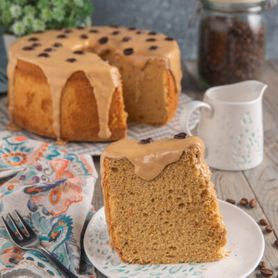 Fetta di chiffon cake al caffè con glassa colante e chicchi, torta soffice in fondo