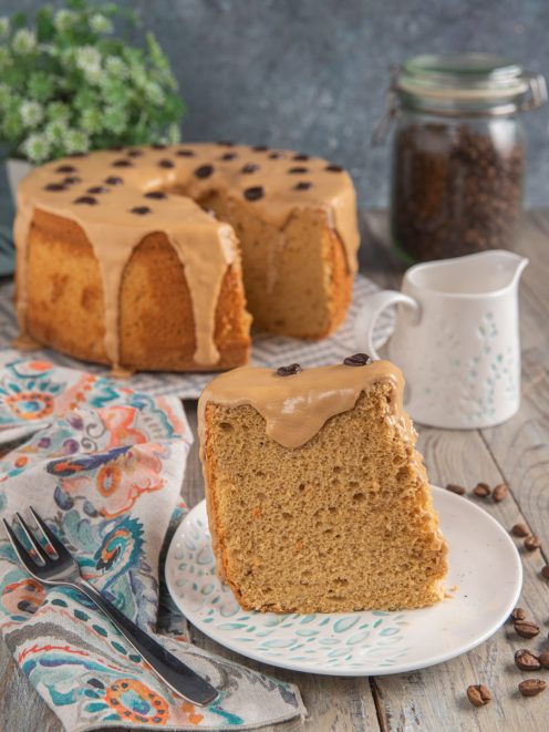 Fetta di chiffon cake al caffè con glassa colante e chicchi, torta soffice in fondo