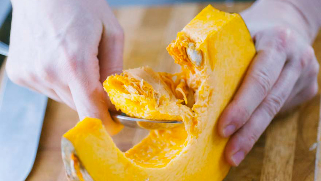Polpa di zucca e carote tagliati a cubetti regolari per il couscous di verdure