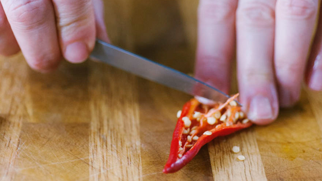 Cipollotti tagliati grossolanamente e peperoncino a listerelle sottili pronti per il couscous di verdure
