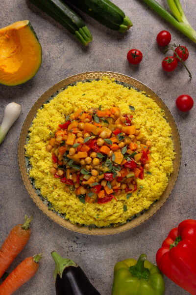 Couscous di verdure con ceci, zucca, peperoni e zucchine su letto di couscous allo zafferano